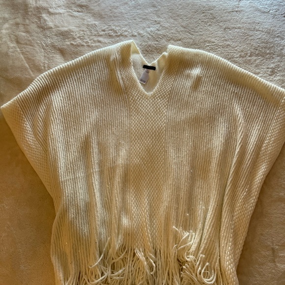 White poncho type with silver inlay in yarn - Picture 2 of 5